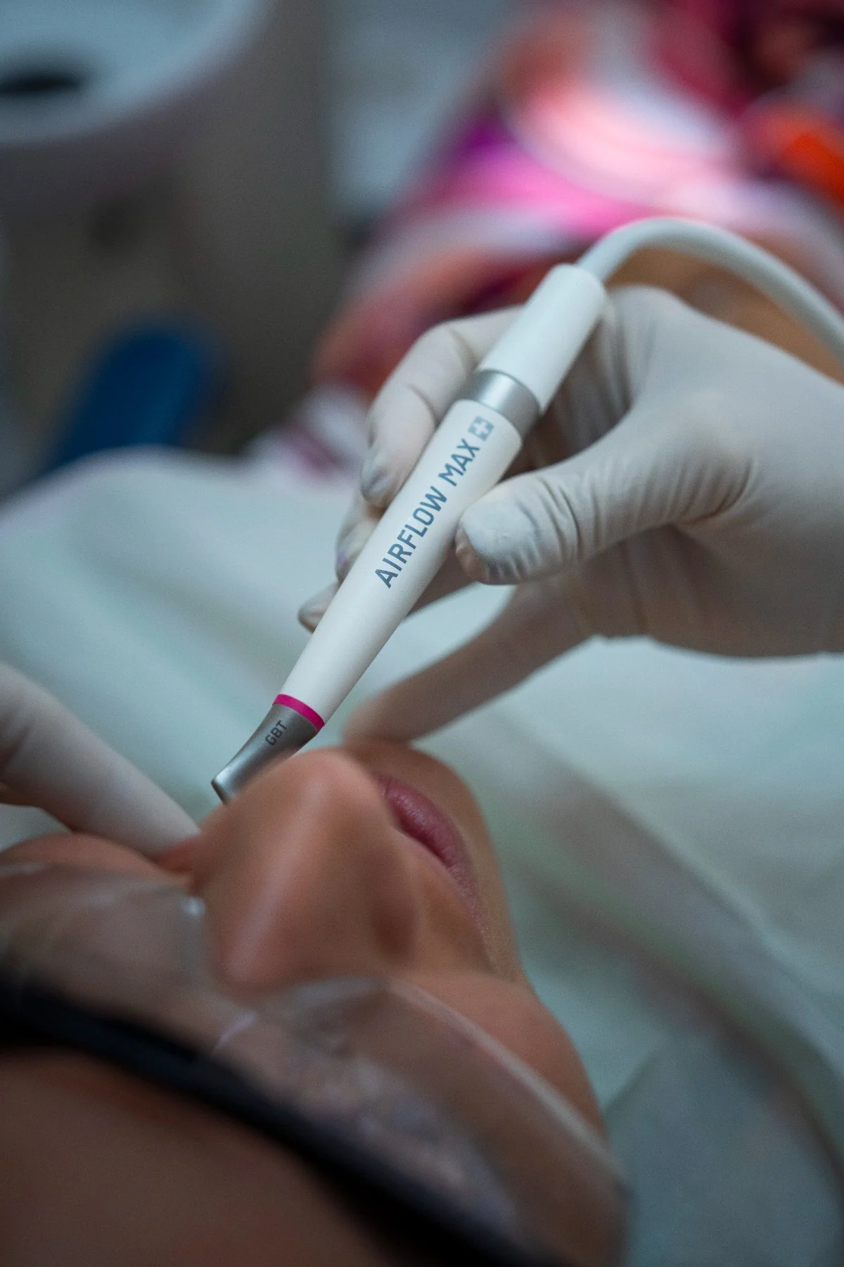 Caneta AIRFLOW MAX aplicada durante a limpeza dentária