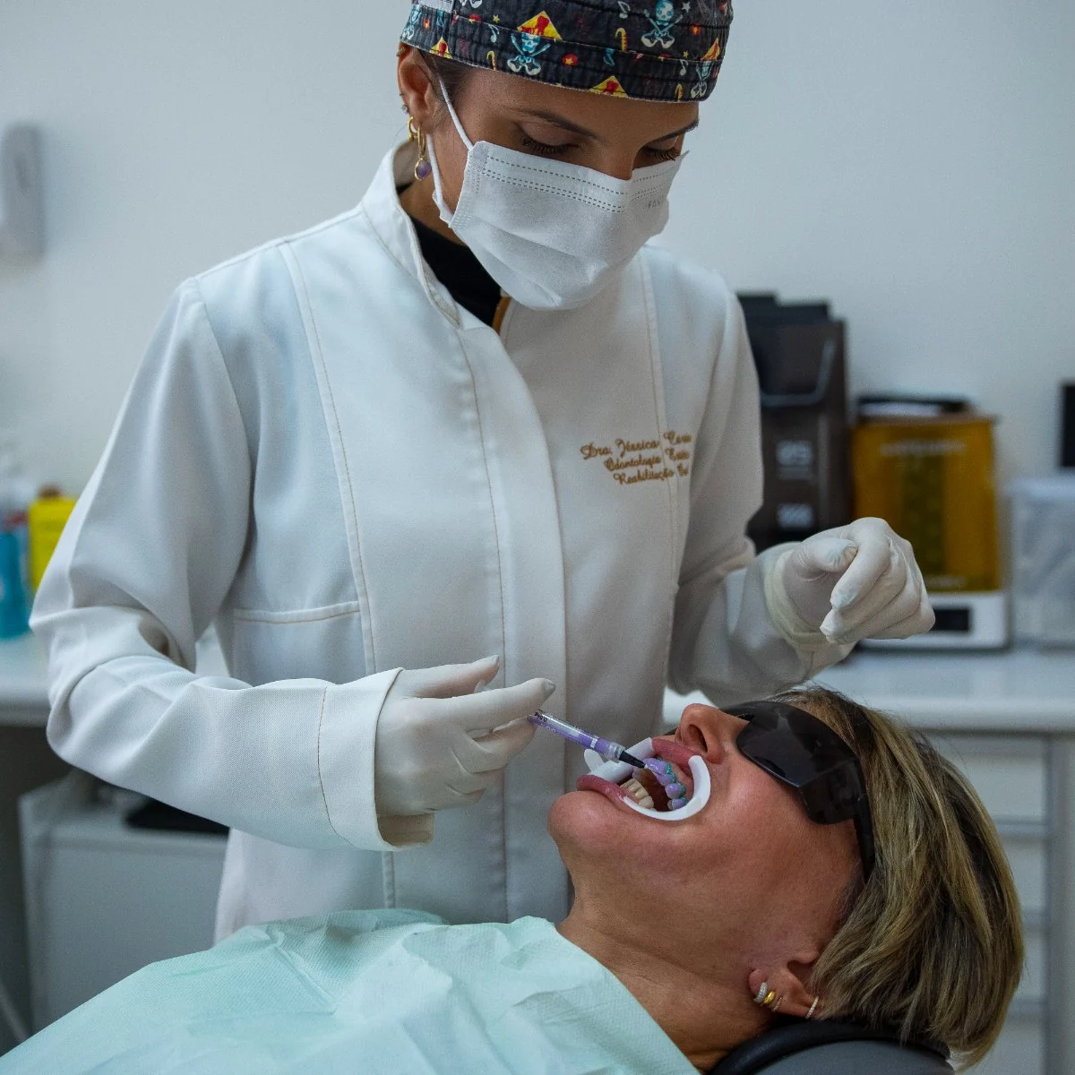 Aplicação de gel clareador